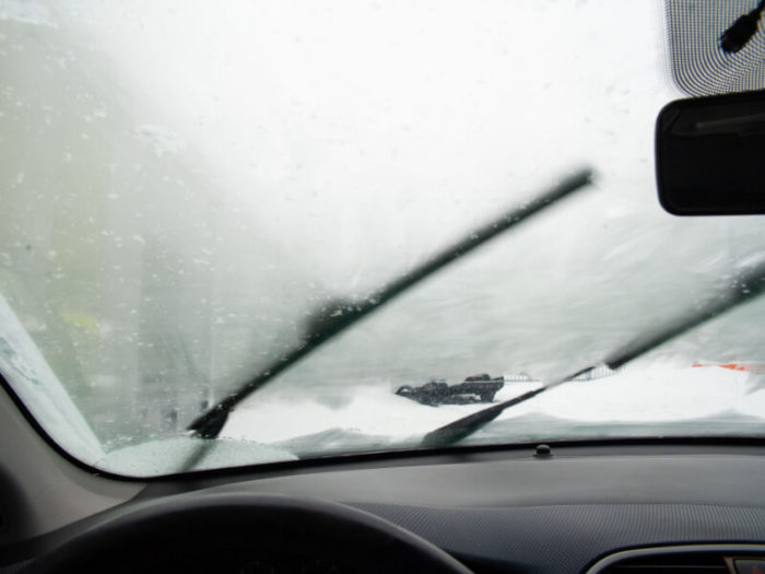 deal-with-a-foggy-windscreen-this-winter-700x525